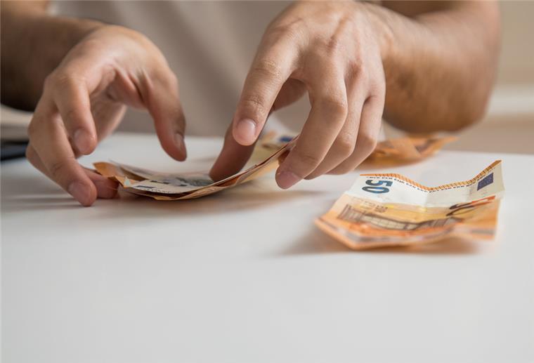 Ein Fuffi ist schon mal drin: In finanziellen Notlagen hilft man unter Familienmitgliedern wohl eher unbürokratisch aus.