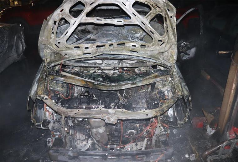 Ein Fußgänger hat die Feuerwehr alarmiert, als er Rauch entdeckt hat. Dadurch und durch das schnelle Eingreifen der Feuerwehr konnte ein Großbrand verhindert werden.