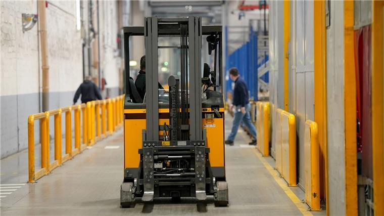 Ein Gabelstapler fährt durch die Werkshalle der Jungheinrich AG. (Archivbild) 