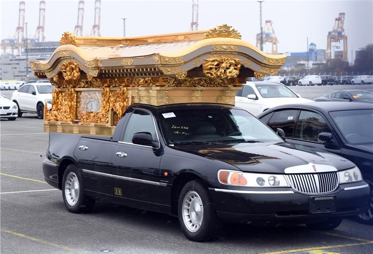 Ein ganz besonderer Lincoln: Bei dem Towncar dürfte es sich um einen japanischen Leichenwagen handeln.