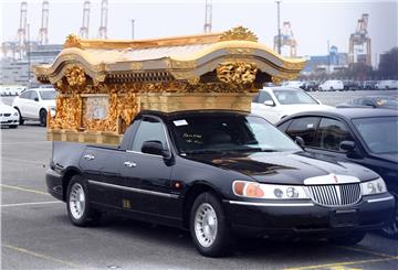Ein ganz besonderer Lincoln: Bei dem Towncar dürfte es sich um einen japanischen Leichenwagen handeln.