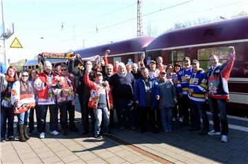 Ein ganz besonderer Sonderzug startete am 19. April 2014. 500 Fans begleiteten d...