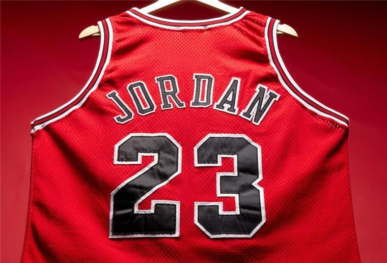 Ein ganz besonders Trikot des Ex-Basketballstars stand zur Auktion. (Archivbild)
