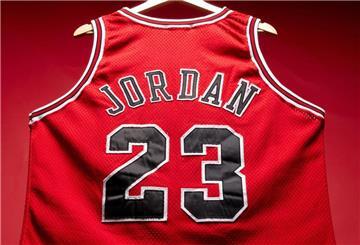 Ein ganz besonders Trikot des Ex-Basketballstars stand zur Auktion. (Archivbild)
