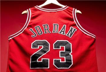Ein ganz besonders Trikot des Ex-Basketballstars steht zur Auktion.