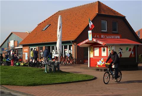 Ein ganz normaler Wochentag in Burhave. Vielleicht sind es etwas weniger Touristen als sonst, aber es sind noch viele da.