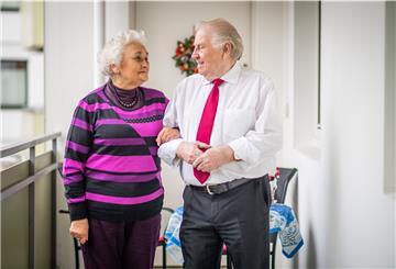 Frau und Mann auf einem Balkon. Ute und Heinz Ihlo aus Geestemünde.