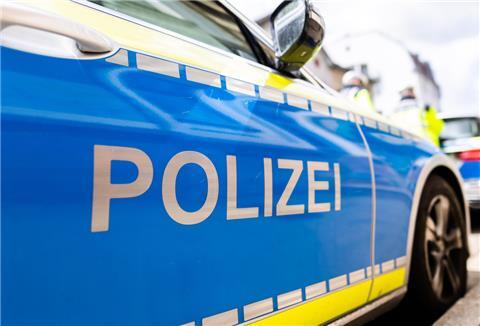 Einsatzfahrzeuge der Polizei stehen in Freiburg am Straßenrand