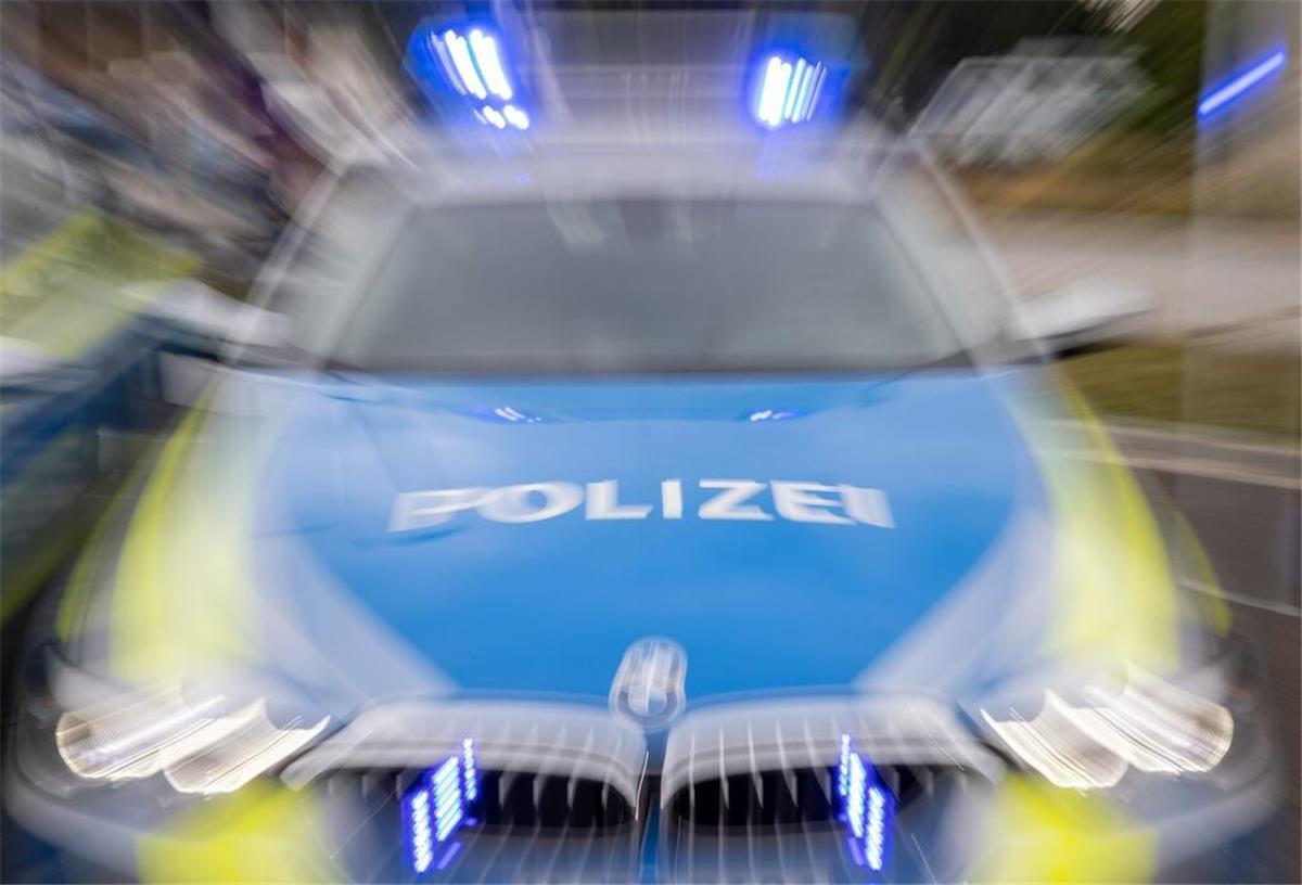 Ein Streifenwagen der Polizei mit eingeschaltetem Blaulicht.