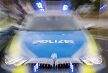 Ein Streifenwagen der Polizei mit eingeschaltetem Blaulicht.