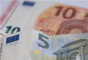 ARCHIV - 15.05.2024, Sachsen, Dresden: Euro-Geldscheine bilden die Summe von 15 Euro. (zu dpa: «Was bedeutet ein Mindestlohn von 15 Euro?») Foto: Sebastian Kahnert/dpa +++ dpa-Bildfunk +++
