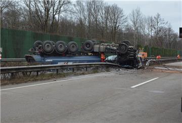 unfallbeteiligter Sattelzug, Blickrichtung Norden.der PKW ist hinter dem Führerhaus