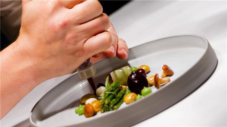 „Aqua“ bleibt bestes Restaurant in Niedersachsen Ein Gericht wird angerichtet.