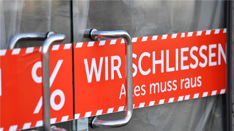 Ein Geschäft macht einen Räumungsverkauf.