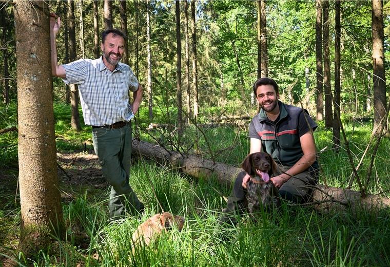 Zwei Förster erzählen Ein Gespräch: Tobias Loewer aus Ihilenworth beerbt Revierförster Dieter Röhnisch (li.) der nach mehr als 40 Jahren in den Ruhestand gegangen ist.