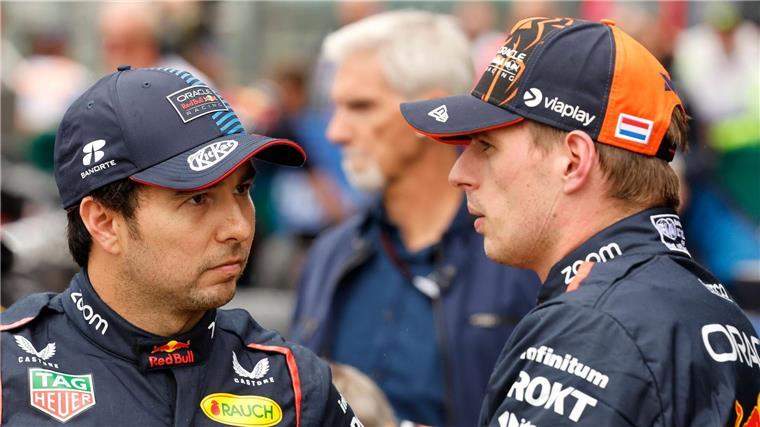 Ohne „Knigge-Kurs“: Verstappen in blendender Laune Ein Gespräch unter Teamkollegen: Sergio Perez und Max Verstappen.