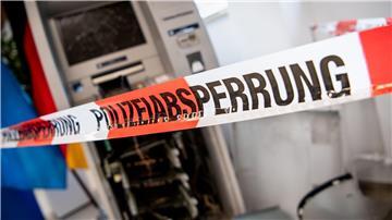 Ein gesprengter Geldautomat ist hinter einem Flatterband mit der Aufschrift „Polizeiabsperrung“ zu sehen.