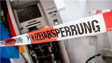 Ein gesprengter Geldautomat ist hinter einem Flatterband mit der Aufschrift „Polizeiabsperrung“ zu sehen.