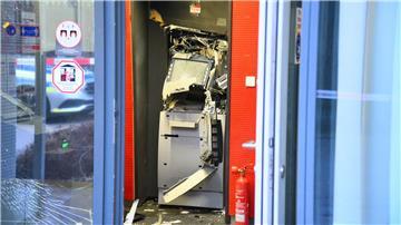 Ein gesprengter Geldautomat ist in einem Bankgebäude zu sehen.