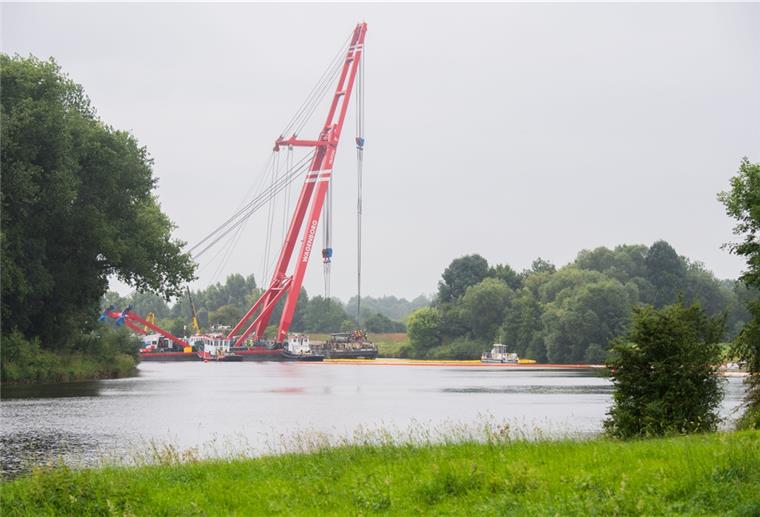 Ein gesunkenes Binnenschiff wird auf der Weser nahe Nienburg geborgen. Spezialisten arbeiten weiter an der Bergung eines nach einer Kollision gesunkenen Schiffs. Der mit mehr als 600 Tonnen beladene Frachter war am 8. August nahe Marklohe mit einem anderen Binnenschiff kollidiert und gesunken.