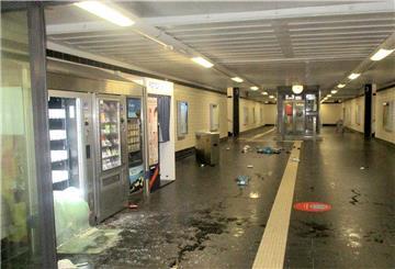 Ein zerstörter Getränkeautomat.