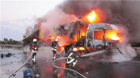 Ein Getränkelaster geht im Juli 2015 auf der A 27 in Flammen auf: Für solche Einsätze muss die Hagener Feuerwehr gerüstet sein.  Archivfoto Feuerwehr