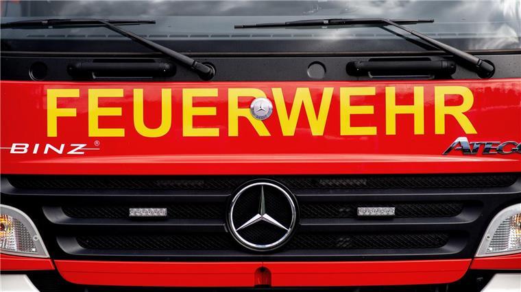 Starkregen dringt in Supermarktdach bei Bremen ein Ein Gewitter sorgt bei Bremen lokal für Überschwemmungen. (Symbolbild)