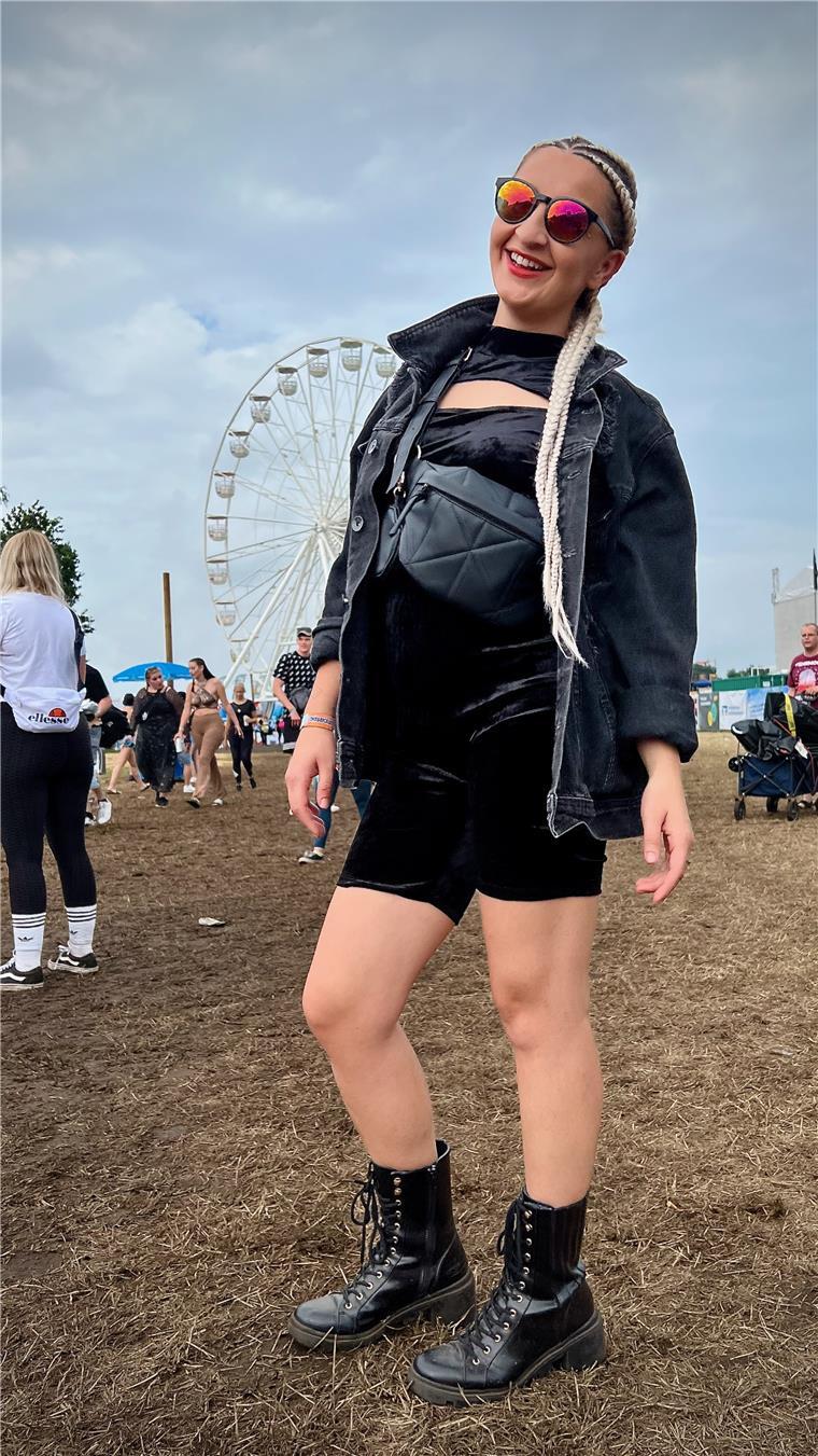 Ein glamourös-rockiger Festival-LookMelissa aus Bremen hat sich extra für das Festival Cornrows flechten lassen. "Das sieht gut aus und ist praktisch. Ich war in einem Afro-Shop, da hat das nur 20 Minuten gedauert", sagt die 26-Jährige. Mit den Zöpfen, den groben Boots, einem Einteiler aus Samt und einer schwarzen Jeans-Jacke hat sie einen Glamour-Rock-Look kreiert.