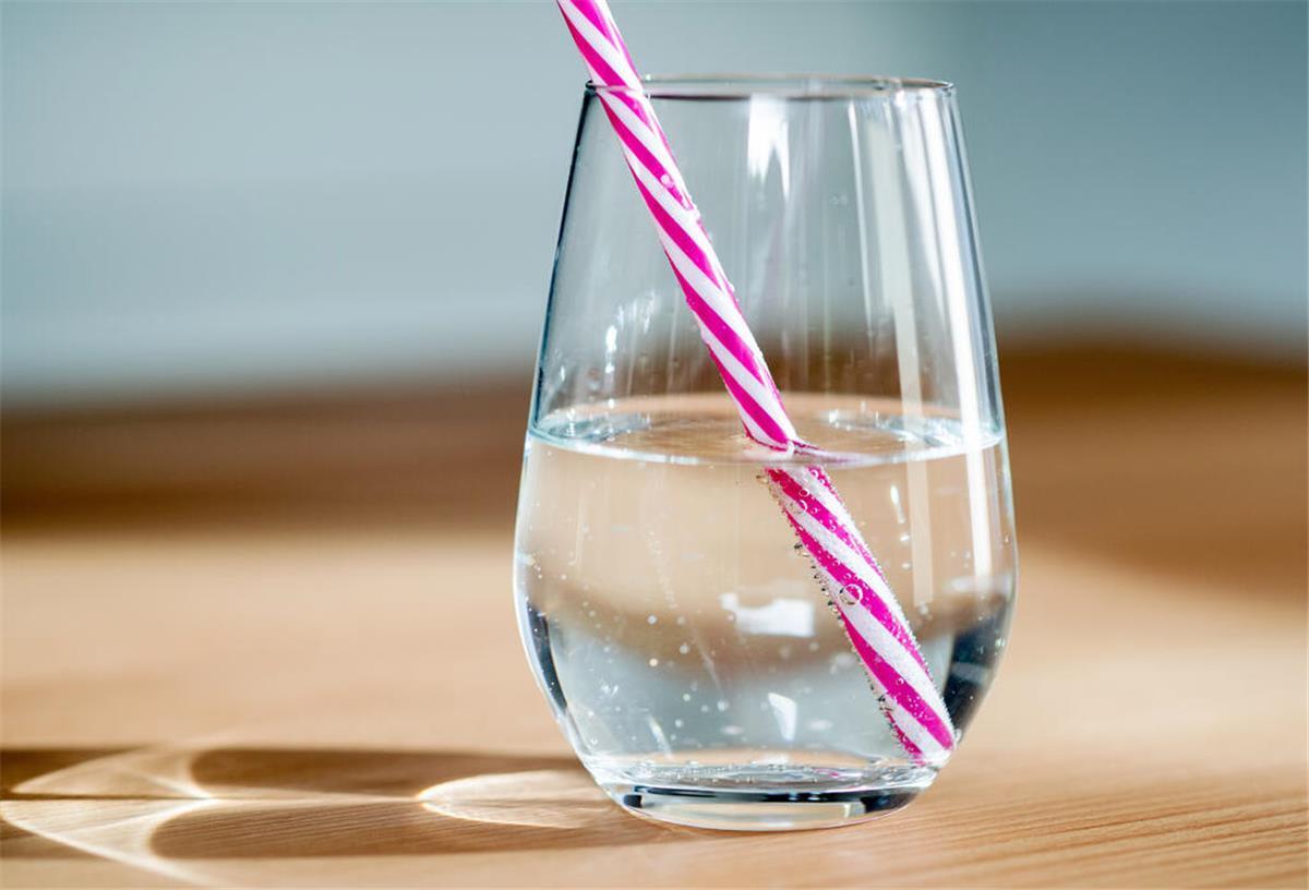 Zitronenwasser: Wie gesund ist der gelbe Immunbooster wirklich? Ein Glas Wasser mit einem Strohhalm