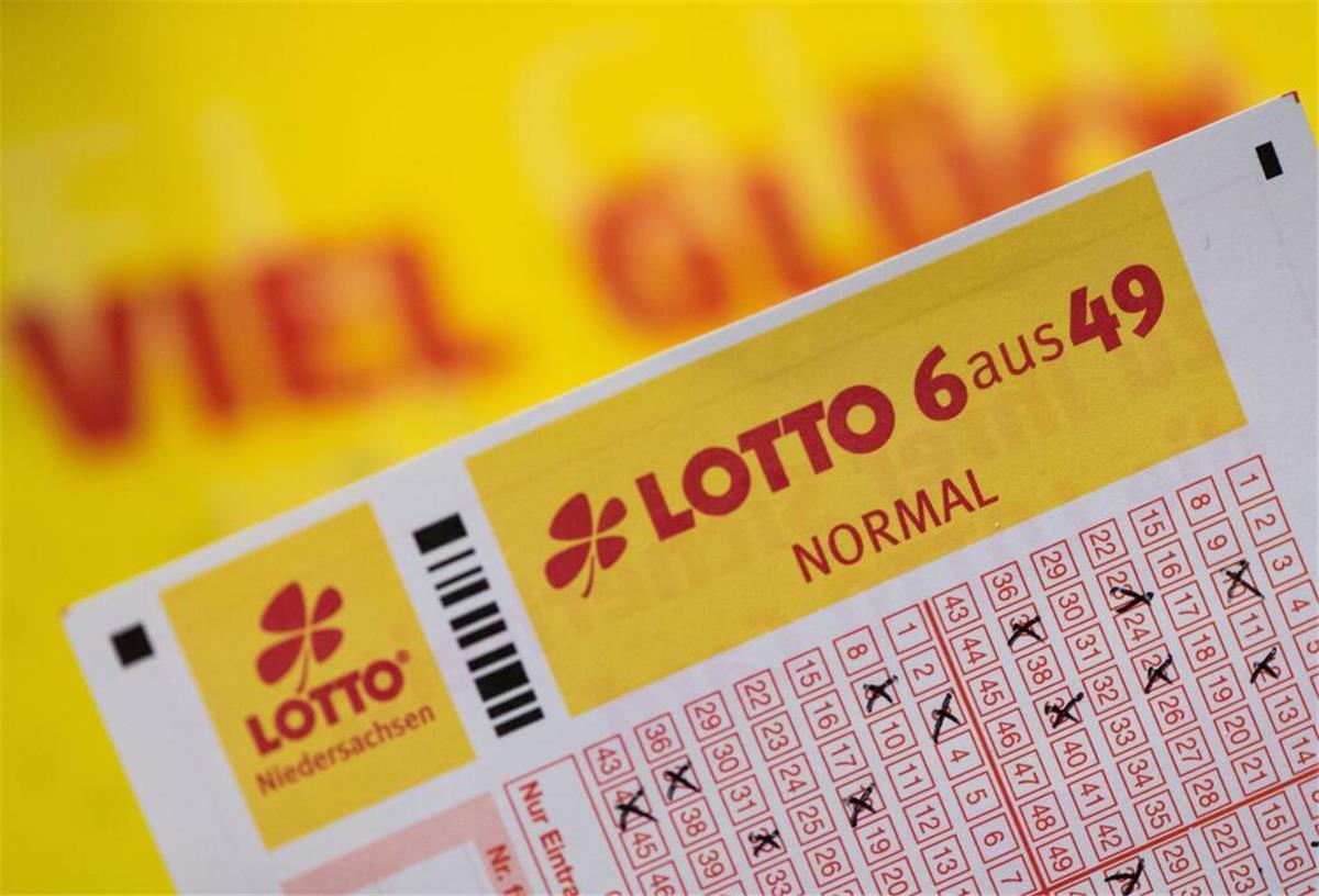 Lotto-Jackpot geknackt: Fast 5,8 Millionen Euro gehen nach Niedersachsen Ein Glückspilz aus dem Landkreis Diepholz knackt den Lotto-Jackpot - und darf sich über fast 5,8 Millionen Euro freuen. (Symbolbild)