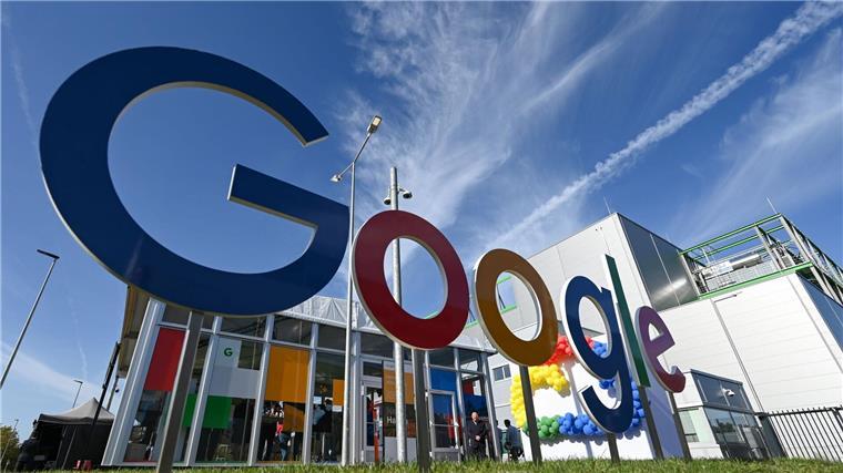Ein Google-Schriftzug vor dem Gebäude des neuen Google Cloud-Rechenzentrum in Hanau.
