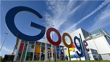Ein Google-Schriftzug vor dem Gebäude des neuen Google Cloud-Rechenzentrum in Hanau.
