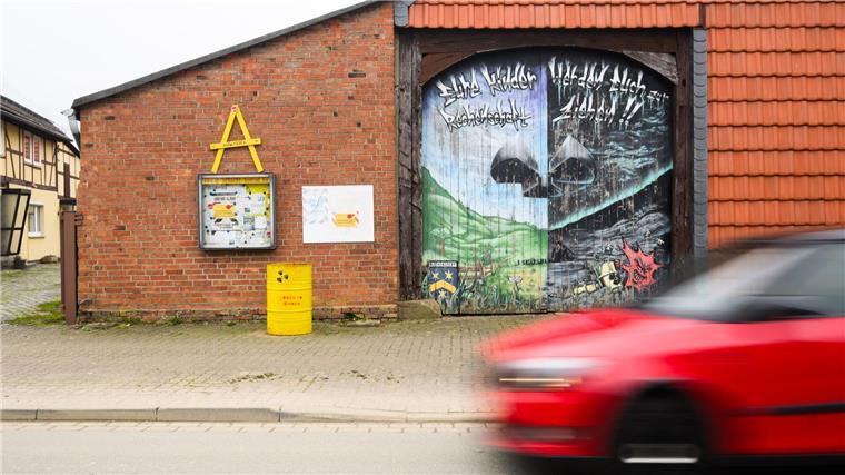 Antrag abgelehnt: Umbau zum Endlager geht weiter   Ein Graffiti mit dem Schriftzug „Eure Kinder werden euch zur Rechenschaft ziehen“ steht auf einer Scheune im Stadtteil Schacht Konrad.