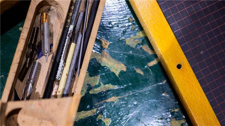 „Von Federkiel und Rechenschieber“ – Schule am Kiekeberg Ein Griffelkasten mit Schreibutensilien ist im Kiekeberg-Museum ausgestellt.