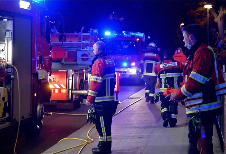 Ein Großaufgebot an Einsatzkräften sucht in der Nacht zu Freitag nach einem vierjährigen Jungen im Bereich der Wümme. Gegen 23.45 Uhr finden sie das Kind – es ist tot.