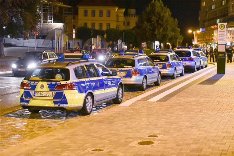 Ein Großaufgebot von rund 100 Polizisten trennte am Mittwochabend die gewaltbereiten Gruppen auf dem Kornmarkt in Bautzen und forderte sie auf, den Platz zu verlassen.