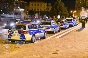 Ein Großaufgebot von rund 100 Polizisten trennte am Mittwochabend die gewaltbereiten Gruppen auf dem Kornmarkt in Bautzen und forderte sie auf, den Platz zu verlassen.