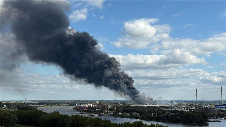 Hunderte Feuerwehrleute löschen Großbrand in Hamburg Ein Großbrand im Hamburger Hafengebiet beschäftigt Hunderte Feuerwehrleute.