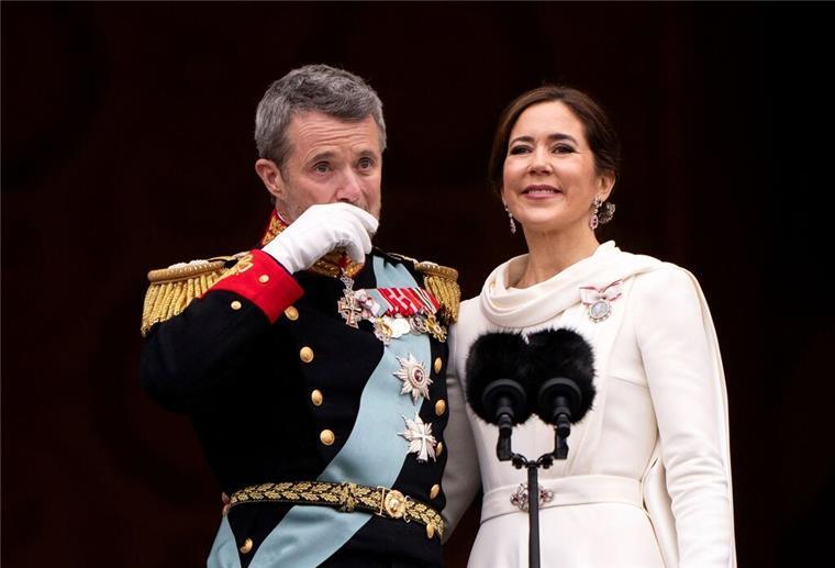Ein großer emotionaler Moment: König Frederik X. und Königin Mary auf dem Balkon des Schlosses Christiansborg.