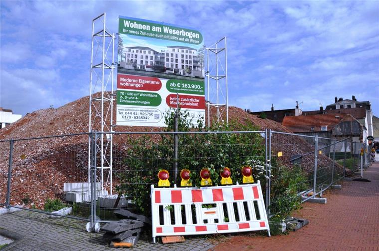 Ein großer Haufen Schutt an der Müllerstraße in Nordenham. Vor Spätsommer werden die Bauarbeiten nicht beginnen.
