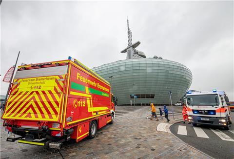 Ein großes Aufgebot an Rettunswagen und Einsatzkräften kümmerte sich um die Besucher vom Klimahaus in Bremerhaven, die Opfer einer Reizgas-Attacke geworden sind.