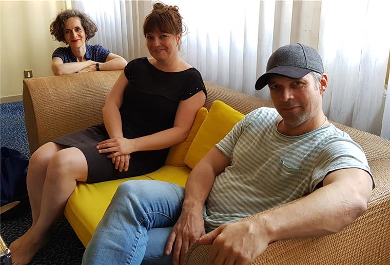 Ein großes Familiendrama erzählen (von links) Dramaturgin Nadja Hess, Ausstatterin Annegret Riediger und Regisseur Niklas Ritter im Großen Haus. 