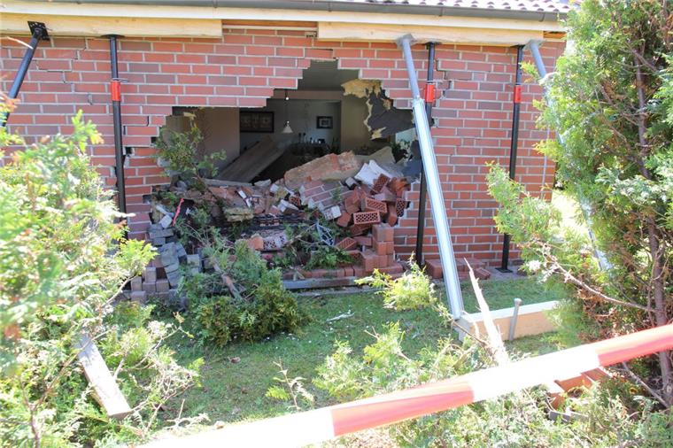 Ein großes Loch klafft in der Wand zum Wohnzimmer des Einfamilienhauses in der Altenwalder Hauptstraße, nachdem ein Autofahrer das Haus gerammt hat.
