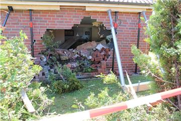 Ein großes Loch klafft in der Wand zum Wohnzimmer des Einfamilienhauses in der Altenwalder Hauptstraße, nachdem ein Autofahrer das Haus gerammt hat.
