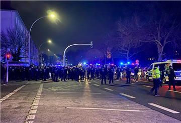 Ein großes Polizeiaufgebot hält die Demonstranten in Schach.