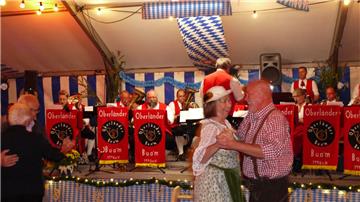 Ein großes Vergnügen auf der Tanzfläche. Oktoberfest in Nordholz. Foto: Heid