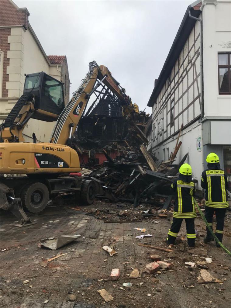 Ein Großfeuer hat am späten Samstagabend ein Wohn- und Geschäftshaus in der Verdener Innenstadt zerstört.