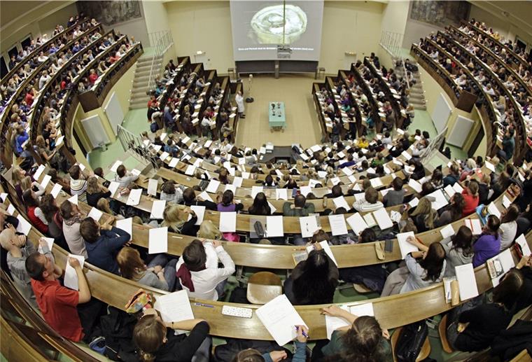 Ein Grund für den derzeitigen Ärztemangel sei, dass es in Deutschland zu wenig Medizinstudienplätze gibt, sagt Dr. Markus Kluth, der in seiner Praxis ab Juli nur noch Privatpatienten behandeln wird. Das Foto zeigt Medizinstudenten an der Universität Leipzig. Foto: Woitas