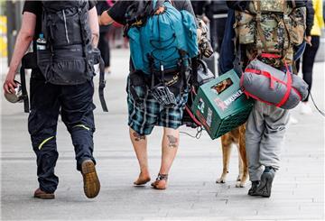 Ein Gruppe Punks schlendert durch die Fußgängerzone von Westerland auf Sylt. 