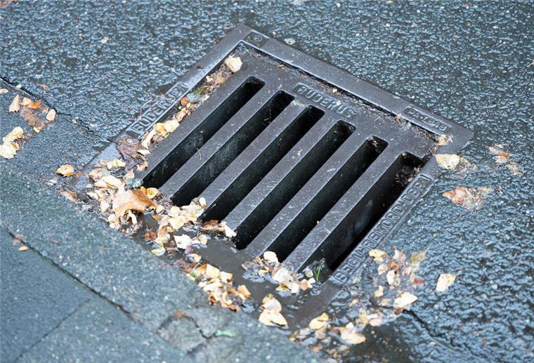 Ein Gullydeckel. Unbekannte haben in Spaden mehrere solcher schweren Elemente auf die Straße gelegt.